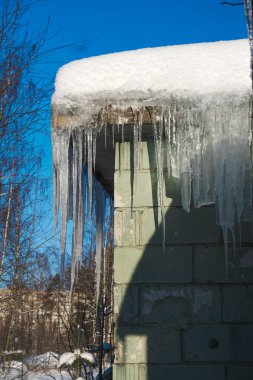 Çatıdan asılı büyük tehlikeli buz sarkıtları