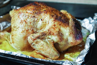 Fırında pişirilmiş, güzel bir tavuk.