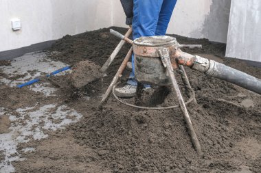 İnşaatçılar inşaat alanına beton döktü