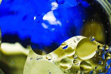 su damlaları ve petrol renkli arka plan