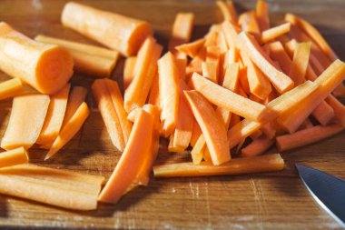 Ahşap doğrama tahtası üzerinde taze dilimlenmiş havuç