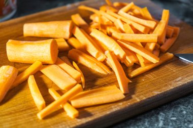 Ahşap doğrama tahtası üzerinde taze dilimlenmiş havuç