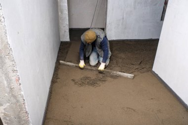 İnşaatçılar inşaat alanına beton döktü