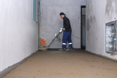 işçiler şantiyede beton zemin eziyet