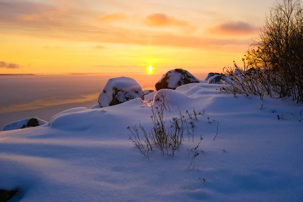 Le coucher de soleil magique et coloré sur la mer d'hiver — Photo