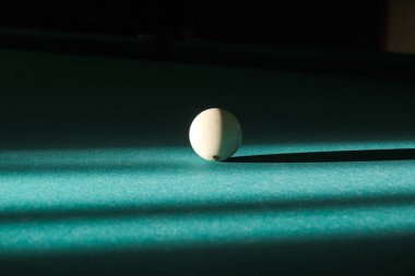 bilardo topu Bilardo masası üzerinde ışık ışınları