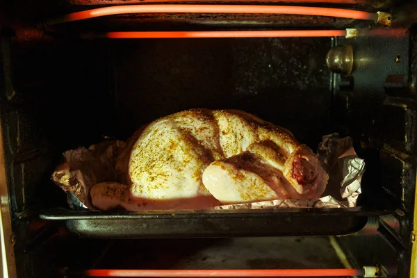 Ροδαλό νόστιμο κοτόπουλο, ψημένο στο φούρνο — Φωτογραφία Αρχείου