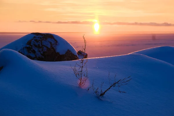 Le coucher de soleil magique et coloré sur la mer d'hiver — Photo