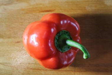 Tahta kesme tahtasında taze kırmızı biber