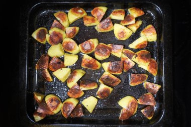 Altın fırında patates fırın otlar ile