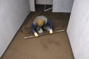 İnşaatçılar inşaat alanına beton döktü