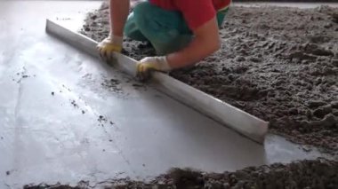 İnşaatçılar inşaat alanına beton döktü