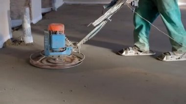 işçiler şantiyede beton zemin eziyet