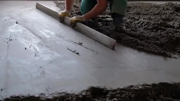 Bouwers gegoten beton op de bouwplaats — Stockvideo