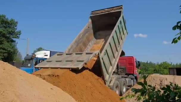 Lastwagen schüttet Sand auf Baustelle — Stockvideo