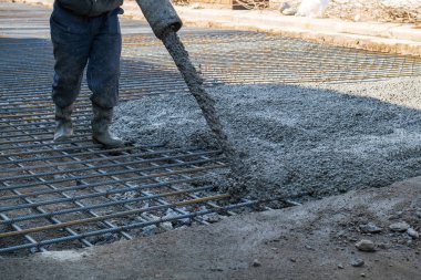 İnşaatçılar inşaat alanına beton döktü