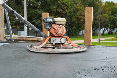 işçiler şantiyede beton zemin eziyet