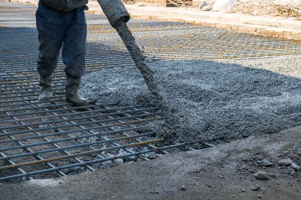 Construtores derramou concreto no canteiro de obras — Fotografia de Stock