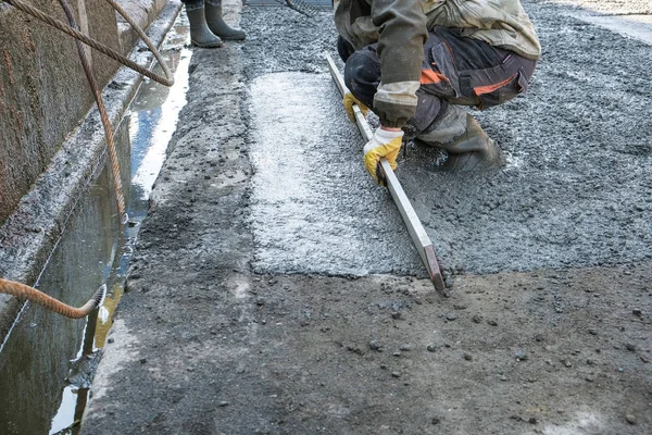 Budowniczowie wylewali beton na plac budowy — Zdjęcie stockowe