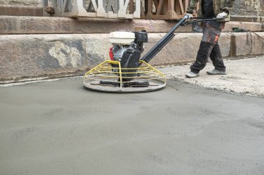 İnşaatçılar inşaat alanına beton döktü