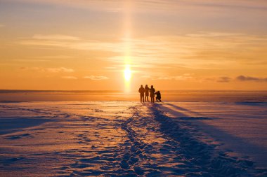 Kış deniz üzerinde sihirli renkli günbatımı