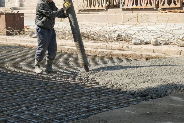 Строители заливали бетон на строительной площадке — стоковое фото