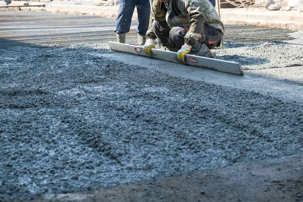 Az építők betont öntöttek az építkezésre — Stock Fotó