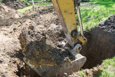 kazıcı şantiyede kil toprak kazıyor