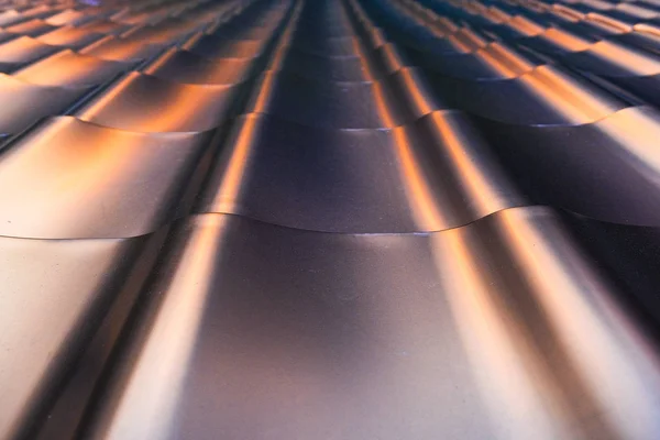 Красивий металевий дах на сонці на заході сонця — стокове фото