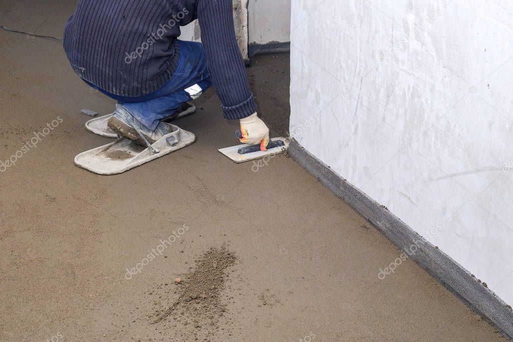 builders poured concrete at the construction site