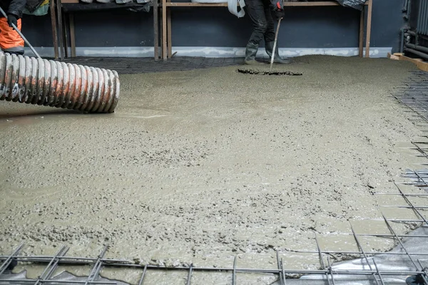 Budowniczowie wylewali beton na plac budowy — Zdjęcie stockowe
