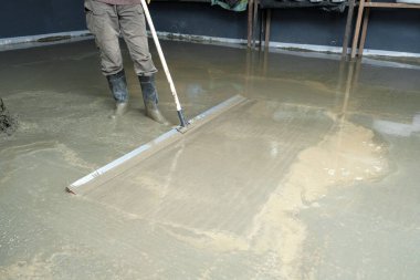 İnşaatçılar inşaat alanına beton döktü