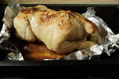 Fırında pişirilmiş, pembe, lezzetli tavuk.