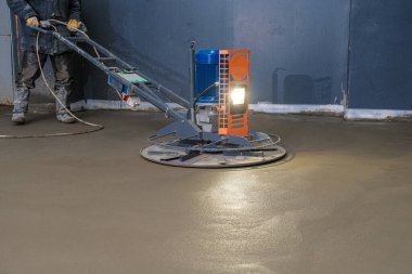 İnşaatçılar inşaat alanına beton döktü.