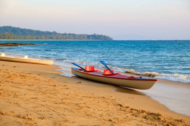 Pu Quoc Adası 'ndaki kumlu sahil.