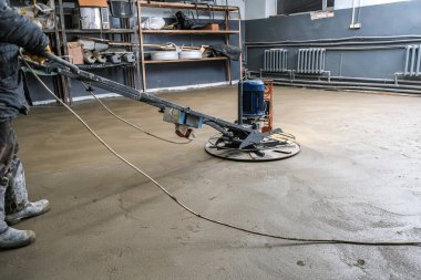 İnşaatçılar inşaat alanına beton döktü.