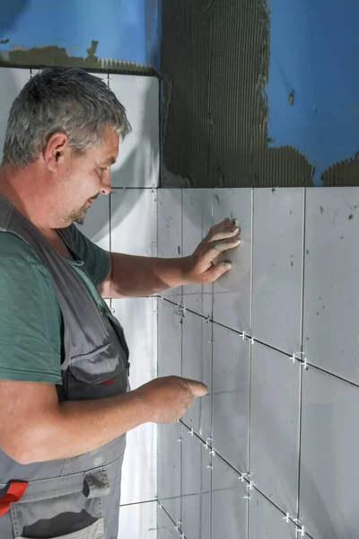 Trabalhador Coloca Telhas Cerâmicas Canteiro Obras — Fotografia de Stock