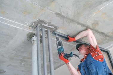 Bir işçi alçıpandan duvar yapar.