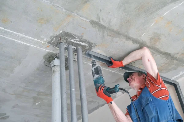 Ένας εργάτης φτιάχνει έναν τοίχο από γυψοσανίδα — Φωτογραφία Αρχείου