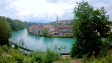 Eski Şehir Merkezi ve Nydeggbrucke köprüden nehir Aare.Bern, İsviçre.