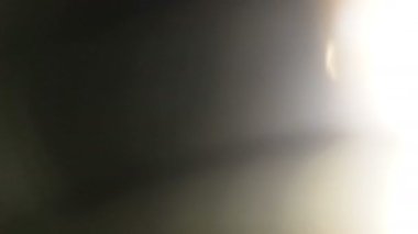 Işık darbeleri ve yanıyor. Gerçek lens ile koyu arka plan üzerinde Ultra yüksek çözünürlüklü güzel ışık sızıntısı flare