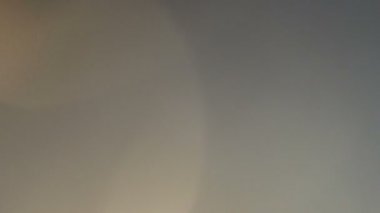 Ultra yüksek gerçek objektif flare.4k Uhd animasyon ile koyu arka plan üzerinde ışık sızıntısı 