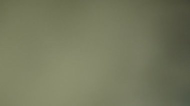 Ultra yüksek gerçek objektif flare.4k Uhd animasyon ile koyu arka plan üzerinde ışık sızıntısı 