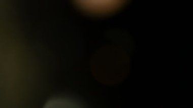 Ultra yüksek gerçek objektif flare.4k Uhd animasyon ile koyu arka plan üzerinde ışık sızıntısı 