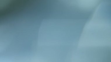 Ultra yüksek gerçek objektif flare.4k Uhd animasyon ile koyu arka plan üzerinde ışık sızıntısı 