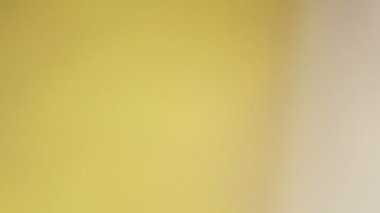 Ultra yüksek gerçek objektif flare.4k Uhd animasyon ile koyu arka plan üzerinde ışık sızıntısı 