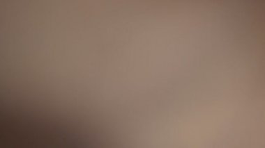 Ultra yüksek gerçek objektif flare.4k Uhd animasyon ile koyu arka plan üzerinde ışık sızıntısı 