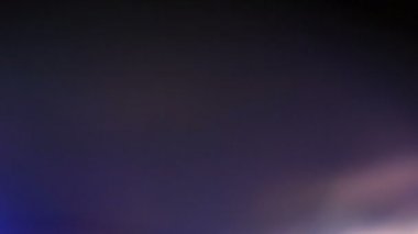 Ultra yüksek gerçek objektif flare.4k Uhd animasyon ile koyu arka plan üzerinde ışık sızıntısı 