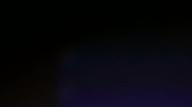 Ultra yüksek gerçek objektif flare.4k Uhd animasyon ile koyu arka plan üzerinde ışık sızıntısı 