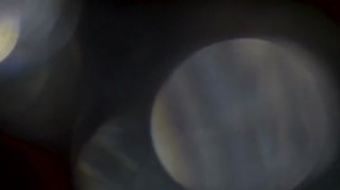 Işık darbeleri. Güzel ışık sızıntısı Ultra yüksek gerçek lens ile koyu arka plan üzerinde parlaması 